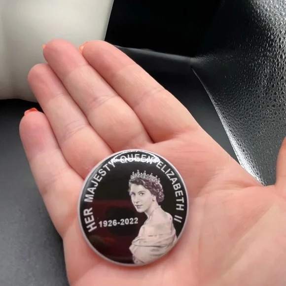 Queen Elizabeth II coin and pin - Picture 9 of 11